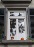 窓際にかぼちゃの人形.jpg