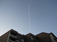 一直線に上昇する飛行機雲.jpg